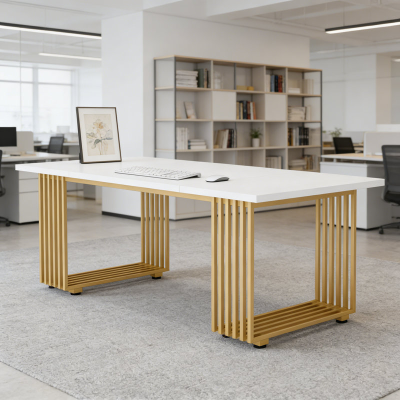 Bureau d'écriture rectangulaire avec plateau en stratifié blanc et base en métal doré pour le salon de la chambre à coucher