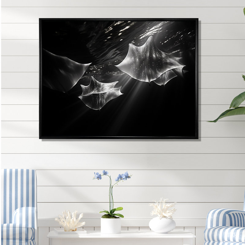 Under Water Abstract Manta Dance sur toile, H 24 po x l 32 po x P 1 po, Cadre flottant noir