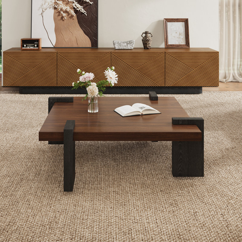 Table basse à quatre pieds en bois