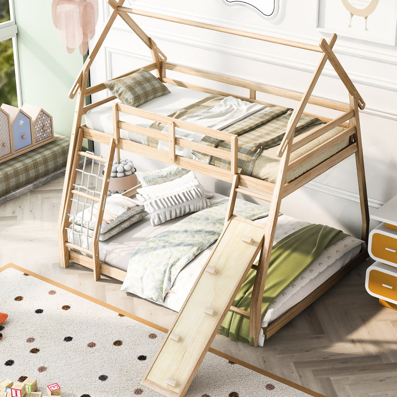 Lit superposé simple au-dessus d'un grand lit avec accessoires d'escalade - Chambre confortable et amusante