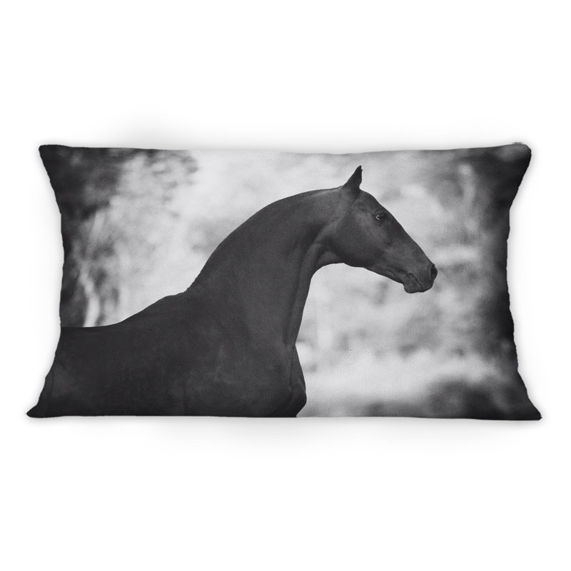 Portrait d'un étalon noir - coussin décoratif traditionnel imprimé 1