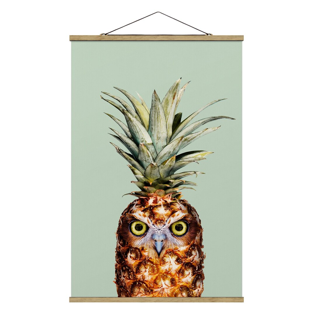 Stoffbild mit Plakatstreifen - Jonas Loose - Ananas mit Eule - Portrait 3:2