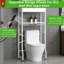 Armoire de rangement au-dessus de la toilette avec portes d'intimité, organisateur de salle de bain autoportant avec panier de drainage amovible, tablettes résistantes à l'eau et cadre en métal renforcé pour un rangement peu encombrant