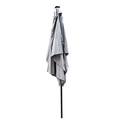 Parasol rectangulaire pour terrasse - 10 pi x 6,5 pi À énergie solaire. Auvent. Manivelle et bouton-poussoir inclinable. 26 lumières. Mât noir. Gris moyen Poolside Comfort 10 x 6,5 pi pour patio. Protégé, longue durée de vie. Acier facile
