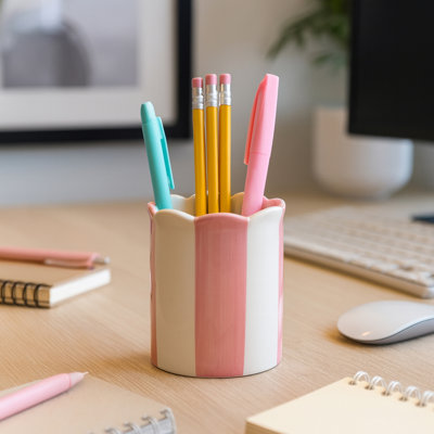 Organisateur de bureau décoratif rayé en céramique avec bordure festonnée - Mignon rangement pour accessoires de bureau dans la chambre à coucher, la cuisine ou la salle de bain - 4 po, rose et ivoire
