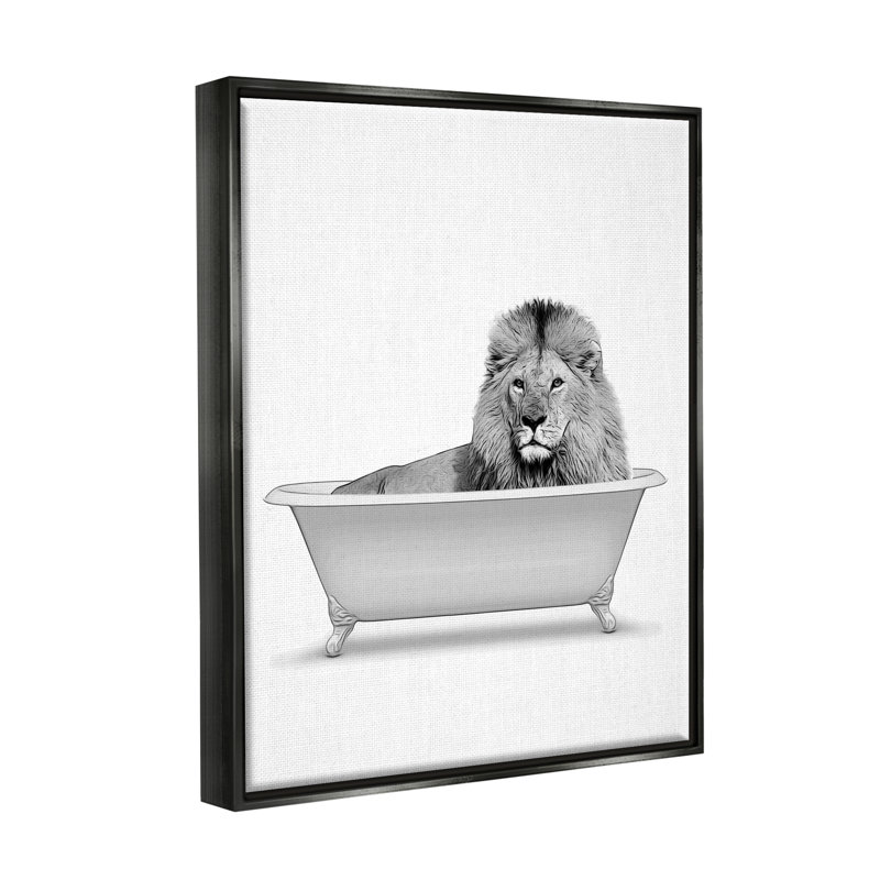 «Lion in Bathroom Tub Wildlife» par Annalisa Latella, impression, H 21 po x l 17 po x P 1,7 po, Cadre flottant noir de jais