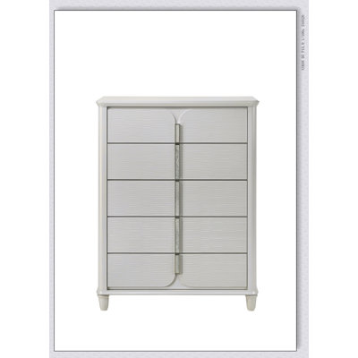 Commode à finition blanche perle Laveda avec cinq tiroirs profonds pour un rangement généreux et une esthétique moderne