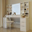 Bureau de maquillage avec miroir et lumières, coiffeuse avec tiroirs et tablettes de rangement ouvertes