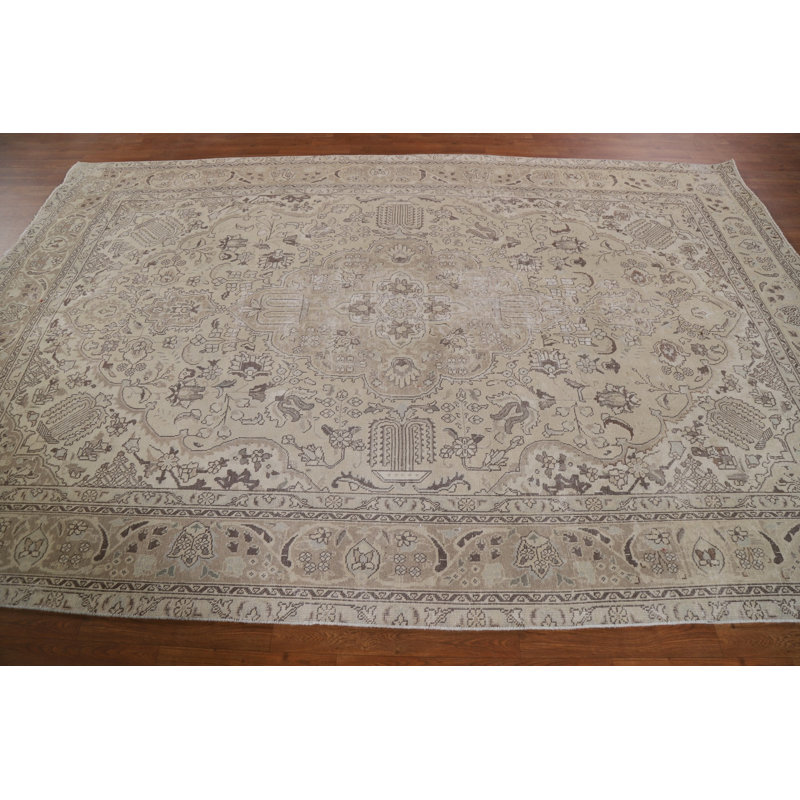 Tapis beige en laine noué à la main de conception unique 6 pi 11 po x 10 pi 3 po années 1970 Rivan