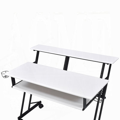 Bureau de studio d'enregistrement de musique avec plateau à clavier