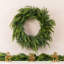 Couronne de Noël 25 po en mélange de verdure avec des pommes de pin