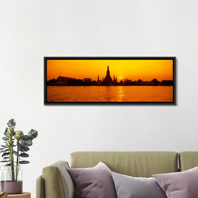 «Sunset's Orange Glow Over Wat Arun and the Chao Phraya River, Bangkok, Thailande», reproduction de photo sur toile