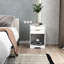 Table de chevet blanche avec 2 tiroirs et rangement ouvert, poignées dorées, design contemporain pour chambre à coucher avec tablette, look moderne