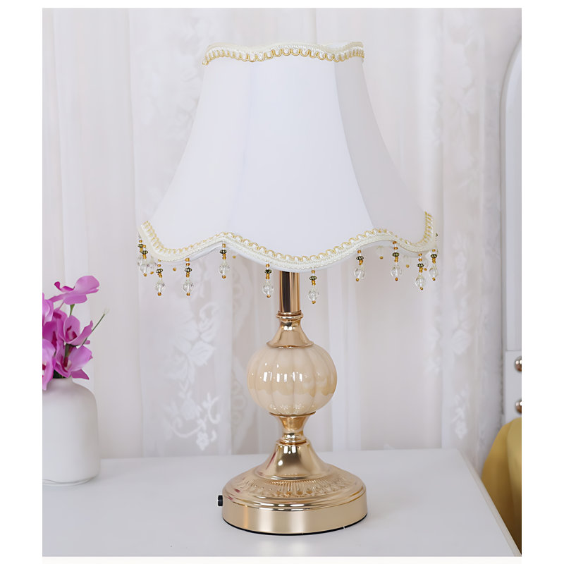 Lampe de table de style Tiffany avec base dorée et abat-jour tambour, design européen classique pour table de chevet de chambre à coucher ou décor de salon