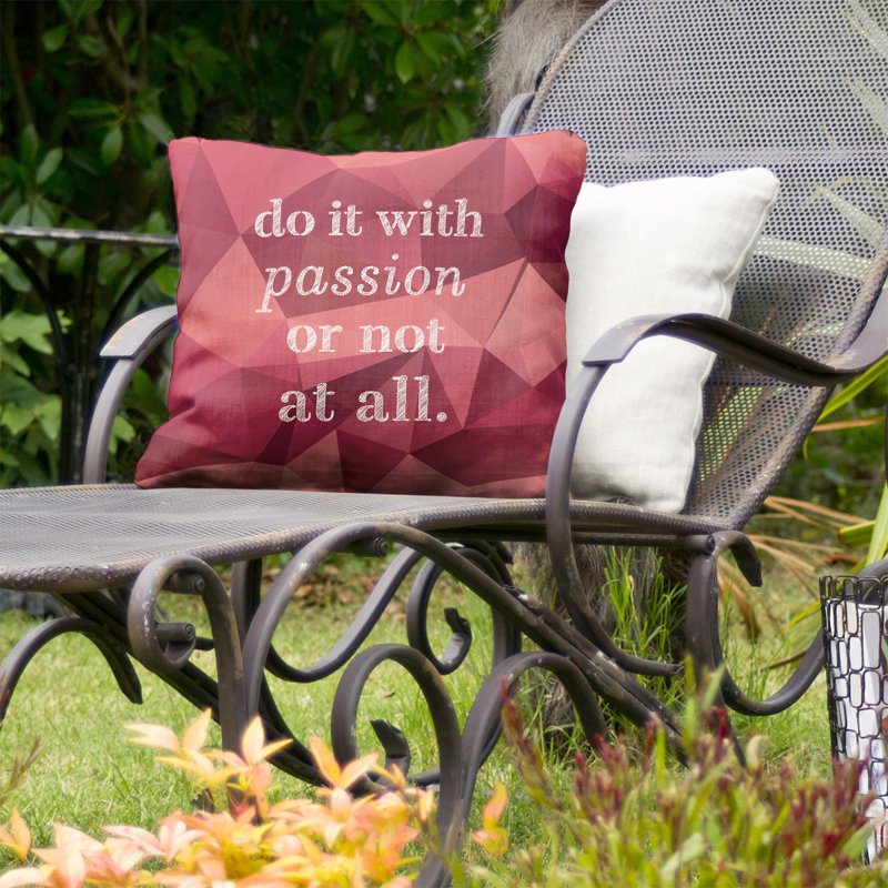 Coussin intérieur/extérieur d’inspiration passion, 16 po x 1 po, Tourmaline rose