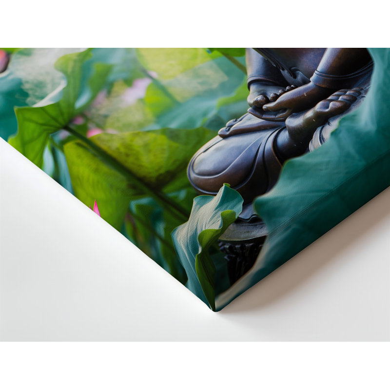 Toile une scène sereine avec une statue de Bouddha en bronze assise dans un art mural, H 24 po x l 18 po