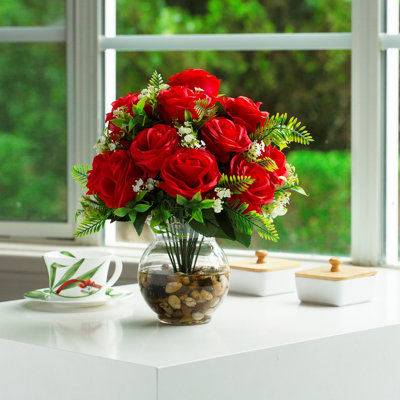 Arrangement de roses en soie dans un vase
