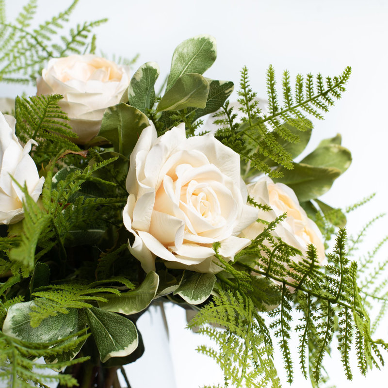 Arrangement floral crème dans un vase effilé