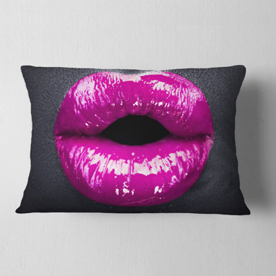 Coussin décoratif mauve à imprimé de lèvres mauves