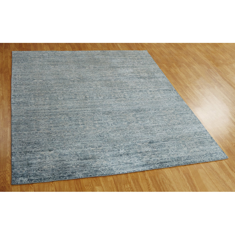 Bezout Floral Area Rug in Gray, Rectangle 2' x 3'