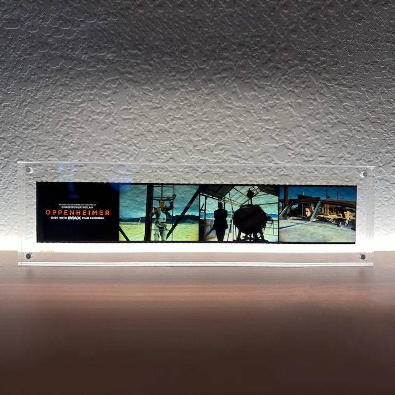 Présentoir pour afficheur/étiquette nominative en acrylique transparent FixtureDisplays® 12,25 x 3,5 po, avec panneau rétroéclairé par DEL et boîtier de 0,54 po d'épaisseur (références 18610+18612+18612-HOUSING).