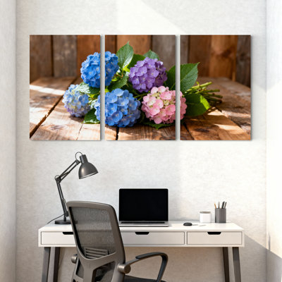 Fleurs d'hortensia sur une table en bois, impression sur toile, ensemble floral (ensemble de 3)