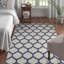 Tapis bleu marine / crème crocheté à motif géométrique Burnadine-17793721