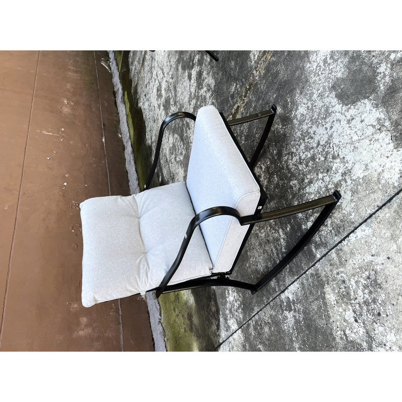 Chaise berçante avec patio pour la conception ergonomique, coussins moelleux, terrasse en métal stable et porche de cour