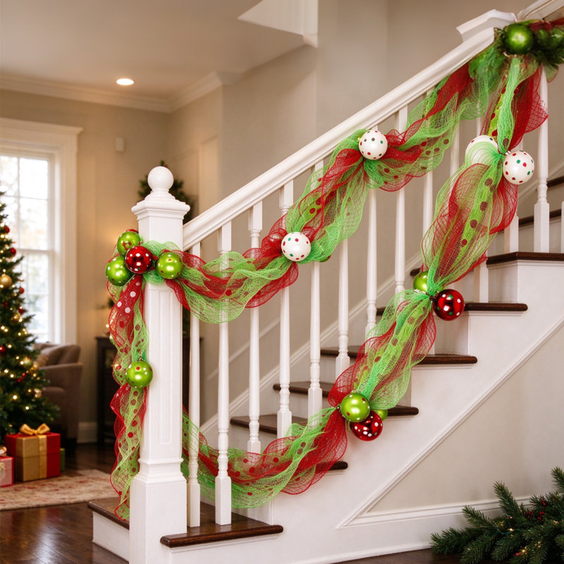 Guirlande de Noël de 2,74 m (9 pi), lot de 2, guirlande en maille rouge et verte pré-décorée avec ornements de Noël pour la décoration intérieure des fêtes de fin d'année.
