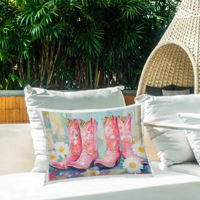 Oreiller imprimé à motif de paires de bottes de cow-boy roses, design par Tina LeCour, 14 x 7 x 20