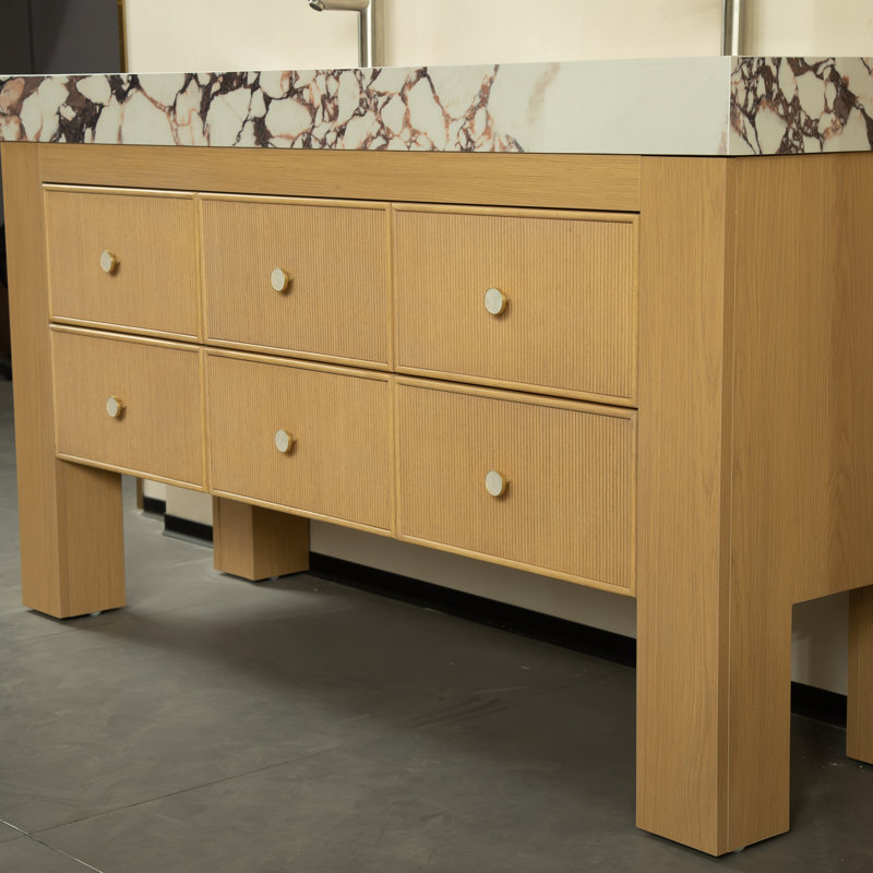 Meuble-lavabo de 60 po en bois massif rayé avec lavabo encastré, armoire de rangement autoportante en contreplaqué avec six tiroirs, comptoir en pierre frittée blanche à texture mauve et deux lavabos rectangulaires en céramique blanche, pré-assembl