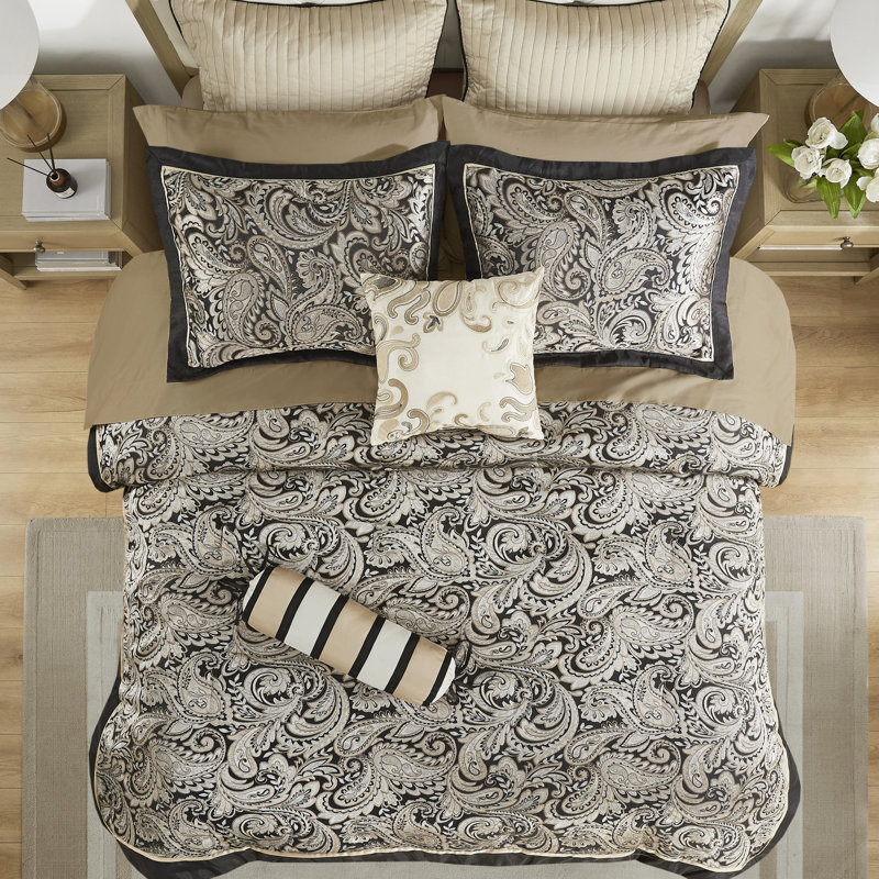 Lit King noir de 12 pièces. Draps en coton inclus. Comprend une couette, des taies d'oreiller, des oreillers et un cache-sommier. Motif cachemire raffiné et captivant.