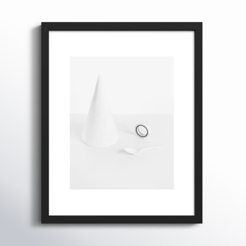 Ludovico White Still Life 1 par Svetlana Smirnova - Photographie avec cadre, Cadre noir, H 20 po x l 16 po x P 1,25 po