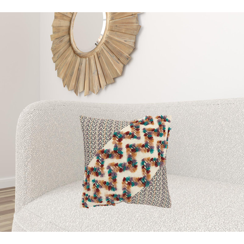 Coussin multicolore à chevrons diagonaux