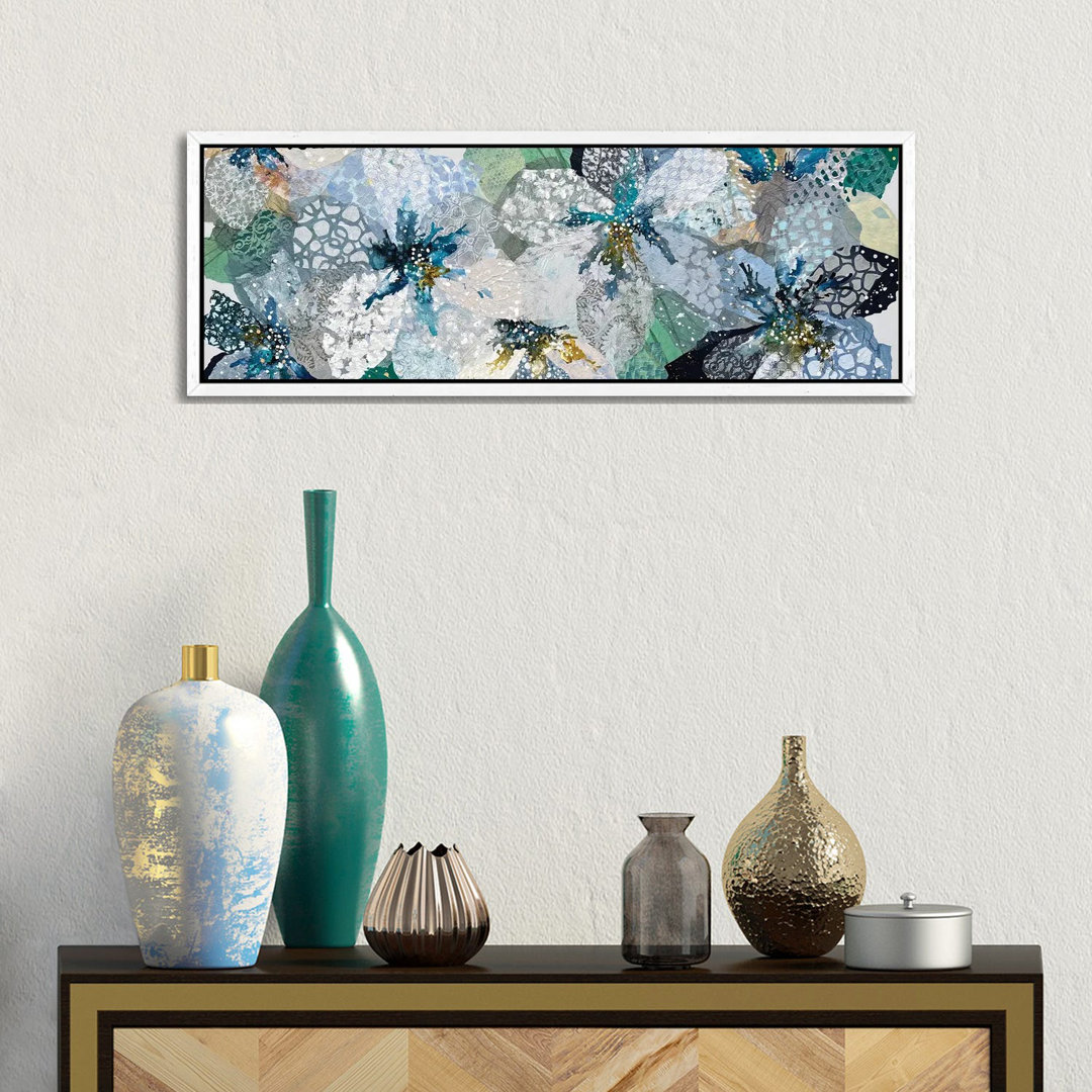 Blue Floral Symphony, Jennie's Garden von Leanne Daquino - Panoramaleinwand Giclée auf Leinwand