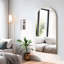 Grand miroir de plancher arqué pleine longueur-1095442277-1095442202