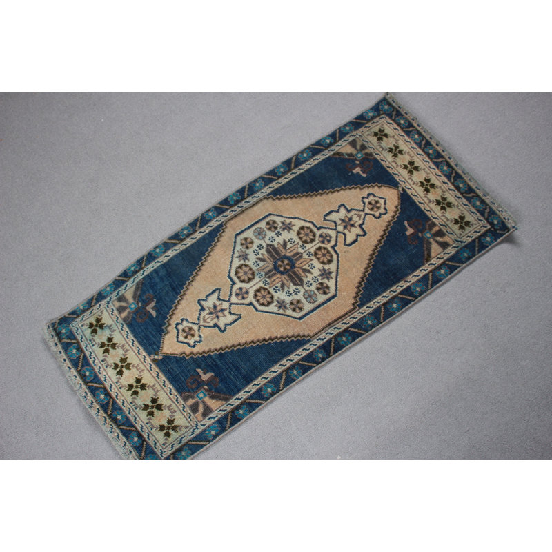 Tapis turc rétro - petit tapis bleu et coloré en laine pour une entrée ou un décor rétro