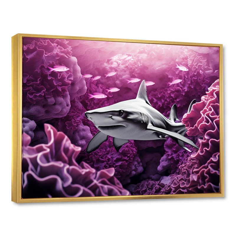 Requins mauves Hammerhead I - Décoration murale plage et océan, H 16 po x l 32 po, Cadre flottant doré