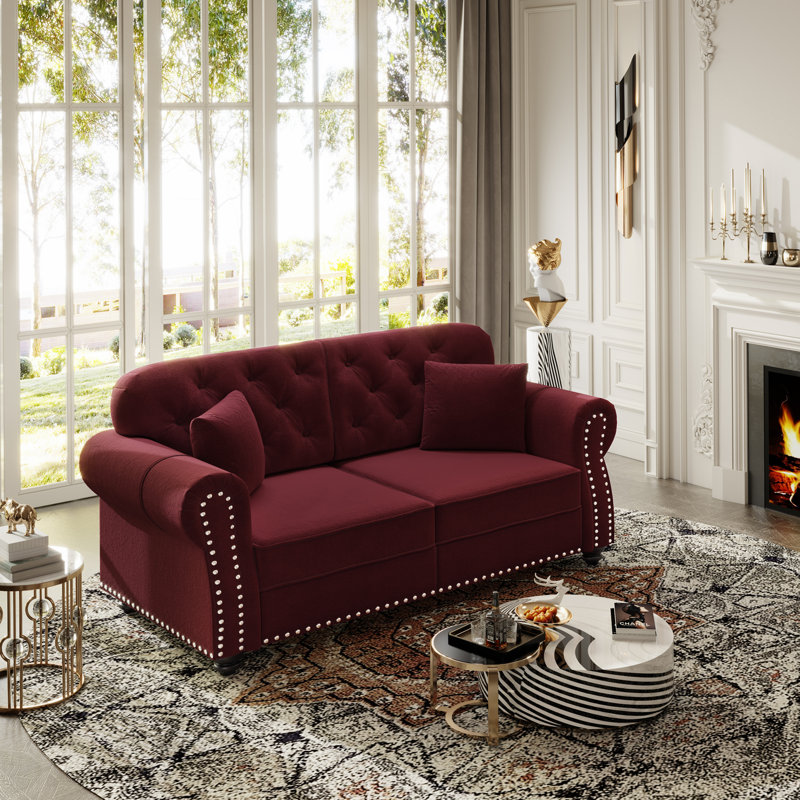 Canapé Chesterfield de 63 pouces en velours avec garniture cloutée et accoudoirs roulés, design moderne Mid-Century, comprend 2 coussins, bourgogne