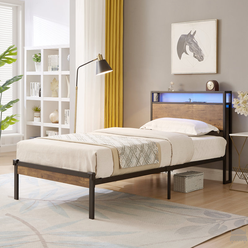 Base de lit plateforme simple en métal avec tête de lit et pied de lit en bois avec doublure USB, lumières DEL, pas de sommier, grand rangement sous le lit, assemblage facile
