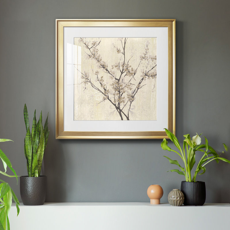 «Neutral Blossoms On Cream», reproduction encadrée de qualité supérieure - prête à être accrochée, Cadre doré