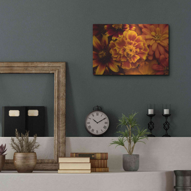 «Marigold Petals» par Leah McLean, H 12 po x l 16 po