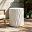 Table d'appoint d'extérieur blanc moderne avec motif cannelé ondulé