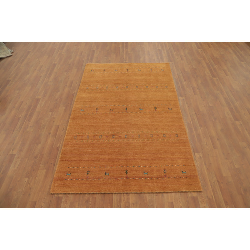 Le tapis sophistiqué de style Gabbeh 5 x 8 ajoute chaleur et élégance subtile