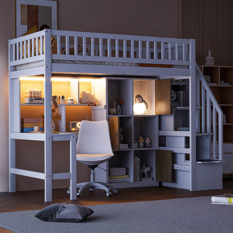 Lit mezzanine fonctionnel avec bureau intégré, éclairage à DEL, grandes tablettes de rangement, armoires et escalier pour optimiser l'espace