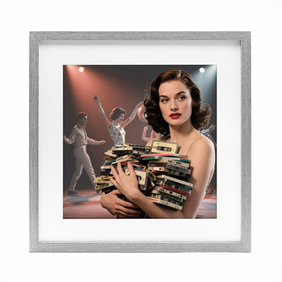 «Woman Holding Vintage Cassette», reproduction encadrée sous verre, conception de CAD Designs