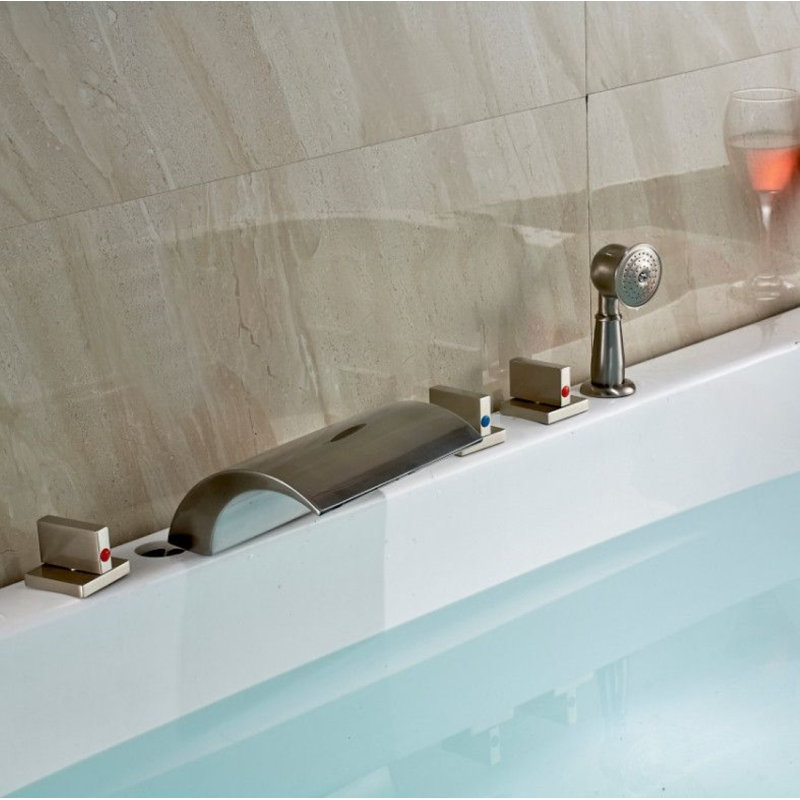 Robinet de baignoire moderne à cascade rectangulaire à trois poignées avec douche à main au fini nickel brossé