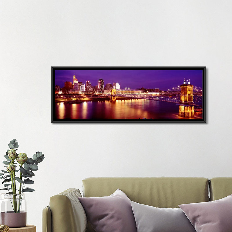 « ohio, cincinnati, night », reproduction de photo sur toile, H 16 po x l 48 po x P 1,5 po, Toile tendue