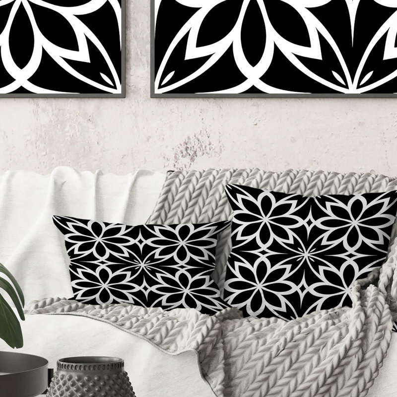 Coussin lombaire transitionnel noir et blanc avec motif floral Blooms III