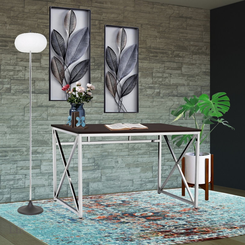 Le bureau de travail Madison avec plateau en panneau de fibres à densité moyenne durable et pieds élégants en chrome est parfait pour les bureaux à domicile modernes et pour une productivité accrue.